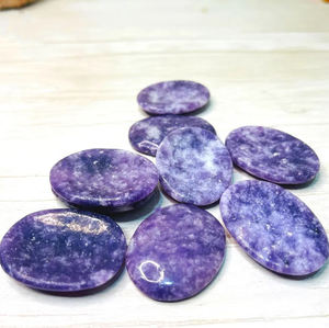 Vente en gros de lépidolite naturelle pierre d'inquiétude pierre précieuse sculptée pierre de pouce pour le soulagement de l'anxiété énergie calmante stress guérison amour - Product Image 2