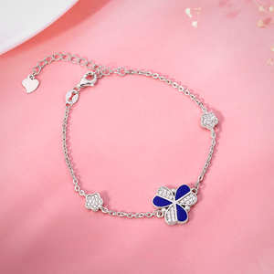 สร้อยข้อมือเงินประดับดอกไม้อันประณีตสร้างขึ้นเพื่อความสวยงามเหนือกาลเวลาและความซับซ้อนในชีวิตประจำวันที่ละเอียดอ่อน - Product Image 1