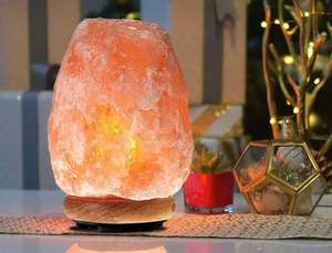 Lampe en sel de l'Himalaya rose pakistanais Art finement sculpté Base en bois de style floral à collectionner pour la décoration intérieure Artisanat naturel - Product Image 6