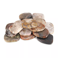Taş düz palm taşlaşmış jasper düz palm kristal taş doğal taş düz oval şekil cep taş koruma toptancı