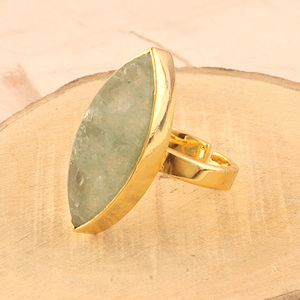 Bague empilable réglable en quartz fraise vert naturel au design simple et élégant bague en laiton plaqué or 18 carats en forme de marquise - Product Image 4