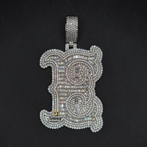 Encantador colgante de letra personalizado único de oro blanco de 10 quilates hecho a mano con diamantes de moissanita de claridad VVs de corte redondo y Baguette - Product Image 5