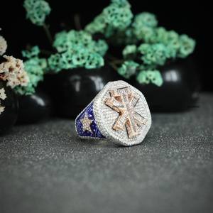 Bague en argent sterling 925 entièrement sertie de diamants de style hip-hop chrétien, avec croix de Jésus en émail, coupe ronde et baguette, en moissanite - Product Image 3