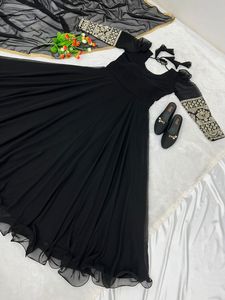 Sala de exposición completa Acabado del producto Calidad Ready to Wear Colección Creemos desde que comenzó en la calidad - Product Image 2