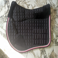 Tapis de selle personnalisé avec logo brodé Cheval sautant, matériau polycoton matelassé professionnel, vente en gros, fabricant Inde