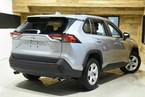 รถยนต์มือสอง TOYOTA RAV4 XLE ปี 2019 เครื่องยนต์เบนซิน เกียร์อัตโนมัติ ขับเคลื่อนสี่ล้อ 5 ที่นั่ง ไฟหน้า LED ยาง R18 รถ SUV - Product Image 1
