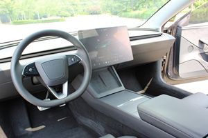 Véhicule à vendre : Berline 2024 à double moteur, transmission intégrale, pneus R18, revêtement extérieur vert, autonomie de 303 milles, toit ouvrant panoramique - Product Image 5