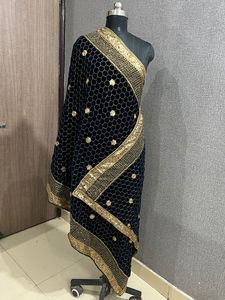 Chal de Terciopelo Bordado para Novia, Boda, Mujeres Adultas, Ropa de Invierno, Cálido, Producto de la India, Doli Baaraat - Product Image 2