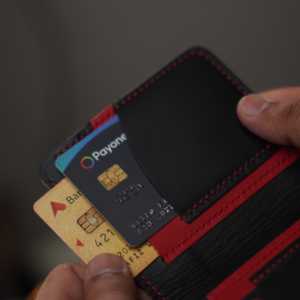 Non. Portefeuille vertical fin 86 en cuir pleine fleur unisexe noir et rouge - Product Image 4