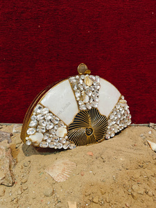 Pochette de soirée de luxe en forme d'éventail en nacre avec incrustation de perles et cristaux, cadre doré, faite à la main pour femme - Product Image 2