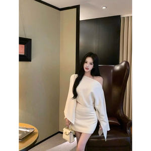 Conjunto de blusa y minifalda de manga acampanada de un hombro, traje elegante para mujer, ropa de calle elegante para otoño e invierno, traje de fiesta - Product Image 4