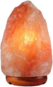 Elegante lámpara de sal del Himalaya rosa con base de madera natural tallada y estilo floral, un exquisito acento casero de Pakistán - Product Image 3