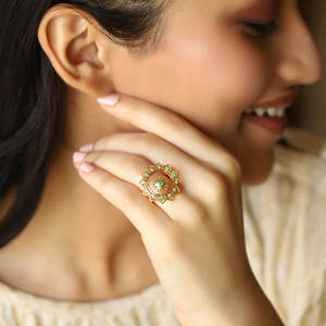 Anillo de compromiso y aniversario para mujer, chapado en oro rosa con diamantes recortados Mishka - Product Image 4