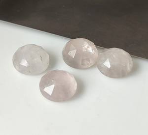 พลอยโรสควอตซ์สีชมพูธรรมชาติทำมือ ขนาด 3 มม.-30 มม. ทรงกลมเจียระไนแบบบริลเลียนท์ พร้อมเอฟเฟกต์เปลี่ยนสีและประกายไฟ สำหรับทำเครื่องประดับขายส่ง - Product Image 4