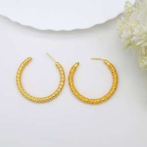 Vente en gros de boucles d'oreilles en forme de C en plaqué or 18 carats, demi-cercle, nouveau style de boucles d'oreilles en laiton à la mode, nouveau style de boucles d'oreilles en or 18 carats - Product Image 2