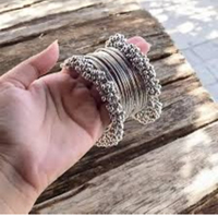 Ensemble de bracelets en argent oxydé tendance 2025, fabriqués à la main, bijoux tribaux traditionnels avec des détails perlés et jhumka