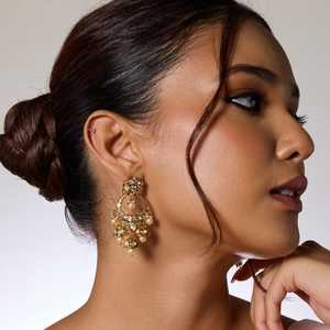 Boucles d'oreilles pendantes en forme de fleur Kundan polonaises de style victorien, plaquées or, avec diamants ronds taille brillant et perles, pour mariage et soirée - Product Image 3