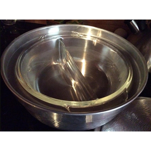 Ensemble de casseroles Handi rondes en laiton gravé avec couvercle, parfait pour réchauffer les aliments et servir des ustensiles de cuisine élégants. - Product Image 2