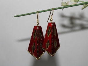 Pendiente de latón rojo con diseño tallado en oro de Tradnary - Product Image 4