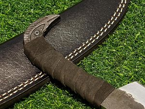 Couteau de camping Odin's Raven 10,3 pouces de style viking nordique avec lame en acier Damas de 6,5 pouces, manche en corne de taureau et étui en cuir - Product Image 3
