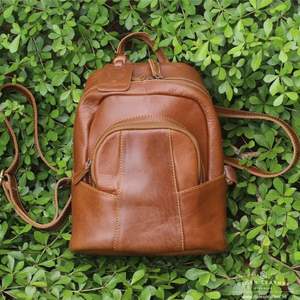 Mochila de cuero genuino de primera calidad Mochila de cuero de vaca elegante y duradera Ideal para viajes, trabajo o uso diario - Product Image 2