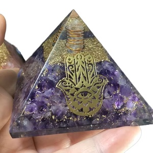 Pyramide d'orgonite d'améthyste avec symbole de la main de Hamsa Pierre semi-précieuse artisanale infusée de propriétés spirituelles - Product Image 2