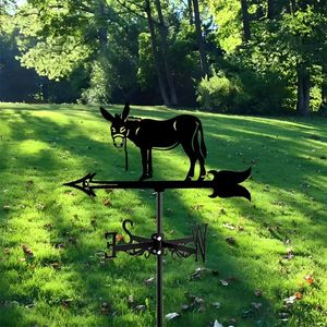 Veleta de hierro de intrincado diseño con carácter animal que se adapta a tejados o paisajes de temática rústica - Product Image 6