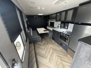 Remolque F-o-r-e-s-t R-i-v-e-r O-z-a-r-k 2500TH usado del 2022, listo para la venta - Product Image 4