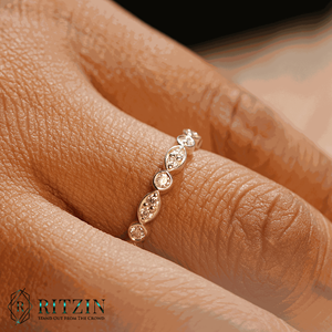 Anillo de boda de media eternidad con diamantes de corte redondo para mujer - Product Image 1