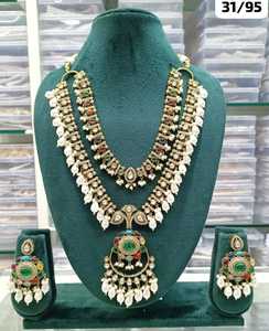 Conjunto gargantilla de collar de perlas Kundan tradicional dorado de lujo indio de dos capas con pendientes a juego para mujer y Niña - Product Image 4