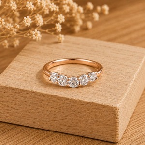 Bague Courbe Intemporelle à Cinq Pierres en Diamant de Laboratoire 0,39 Ct E-F VS en Or Massif 14K avec Sertissage à Griffes Certifiée IGI Style Vintage - Product Image 1