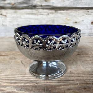 Bol de service en métal doré à larges bords avec finition miroir et idéal pour les dîners officiels et les fêtes haut de gamme - Product Image 2
