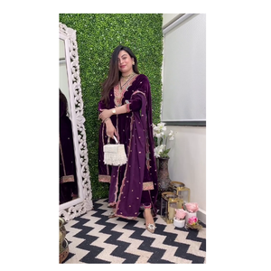 Salwar Kameez de Diseño Indio, Elegante y Moderno, en Terciopelo de Viscosa Pura, con Estampado Digital y Bordado con Lentejuelas - Product Image 1