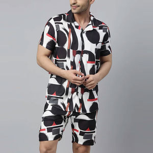 ชุดเสื้อยืดผู้ชายกางเกงขาสั้นเอวยางยืดพิมพ์ลายเสื้อคอตั้งและกางเกงขาสั้นเอวยางยืด - Product Image 1