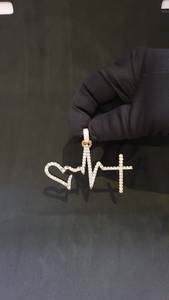 Colgante de Cruz con Latido de Corazón en Acabado Dorado, Completamente Engastado con Moissanita VVS, Joyería Hip Hop - Product Image 6
