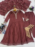 Élégant costume Anarkali brodé avec dupatta assorti pour les occasions festives