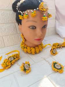 Ensemble de bijoux floraux artificiels jaunes et blancs faits à la main parfait pour Haldi Mehendi Mayoon événements nuptiaux Nikkah Beach mariages cadeaux - Product Image 2