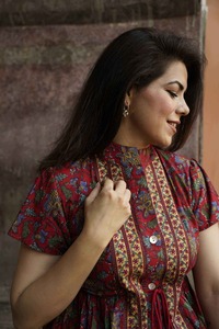 Robe redingote à imprimé floral pour femme Tissu en coton léger avec ourlet évasé pour les pique-niques et les brunchs d'été disponibles à la vente - Product Image 4