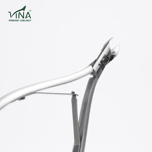 Pince à cuticules professionnelle Vina VNC-07 grise en acier inoxydable, structure à mâchoires biseautées pour une coupe précise et contrôlée - Product Image 1