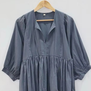 Mini vestido gris informal con cuello profundo y cierre de cadena Color sólido Busto forrado Cintura natural Silueta suelta para el verano - Product Image 1