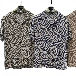 Chemise à manches courtes pour homme, motif floral moderne, coupe décontractée, tissu satiné, respirant, design élégant pour l'été, tenue décontractée, vacances - Product Image 1