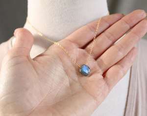 Collar de labradorita delicada, joyería minimalista con capas de piedras preciosas para mujer, regalo impermeable para ella - Product Image 2