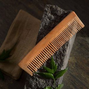 Peine de Madera Natural Hecho a Mano con Forma Ergonómica para un Peinado Suave, Cuidado Relajante del Cuero Cabelludo, Mantenimiento Diario del Cabello, Personalización de Marca - Product Image 3