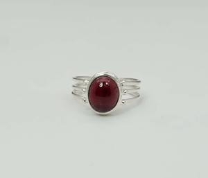 925 plata esterlina sólida enero mes piedra natal granate con ajuste de bisel forma ovalada piedra preciosa anillo de vástago multibanda - Product Image 1