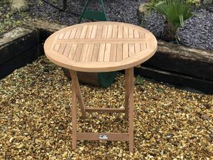 Conjunto de jardín sencillo Victoria hecho de madera maciza de teca con mesa plegable y acabado natural para uso en comedor al aire libre. - Product Image 2