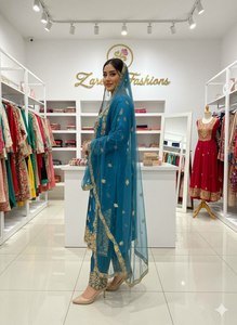 Ensemble Salwar Kameez trois pièces élégant de couleur bleue RAMA, spécial fête et spécial mois de l'Aïd, avec dupatta assortie, en vente. - Product Image 2