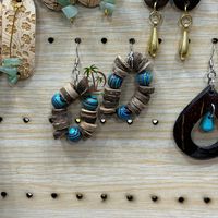 Boucles d'oreilles en bois tendance de la marque Coco Eco, accessoire tendance pour les amateurs de bijoux / Boucles d'oreilles en coquille de noix de coco faites à la main