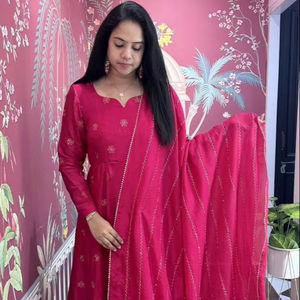Belle robe Anarkali en soie avec travail fantaisie à la mode longue Salwar Kameez Dupatta pakistanaise pour les fonctions de mariage - Product Image 1