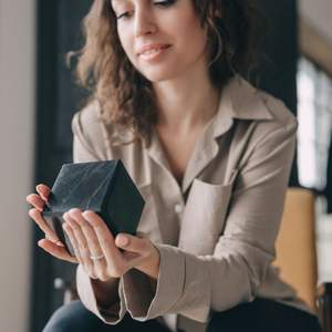 Cubo de shungita pulido de 3.9 pulgadas (100 mm) - Product Image 5