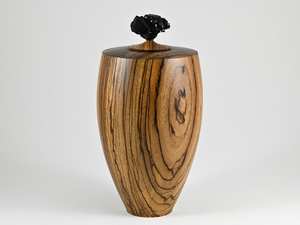 Grande urne funéraire en bois faite à la main en bois de zèbre avec grappe de tourmaline noire - Product Image 6